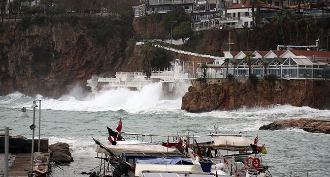 Antalya'da dev dalgalar, falezleri dövdü