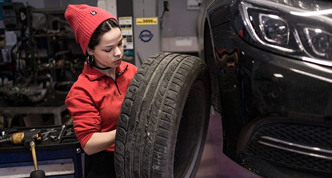 Bebeklerle değil arabalarla oynuyordu; hayallerinin peşinde koşuyor