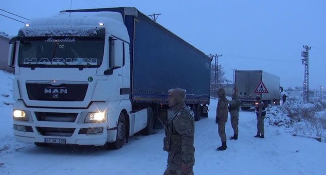 Buz tutan yolda kayan 2 TIR yolu ulaşıma kapattı
