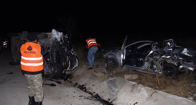 İşçilerin taşındığı minibüs otomobile çarptı: 13 yaralı