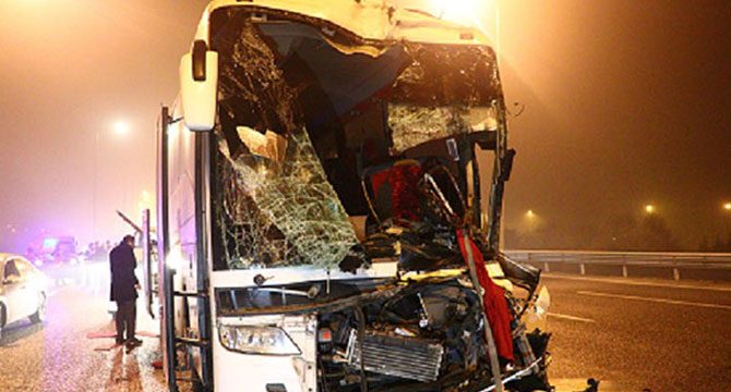 Yolcu otobüsü, otomobil ve TIR'a çarptı: 9 yaralı