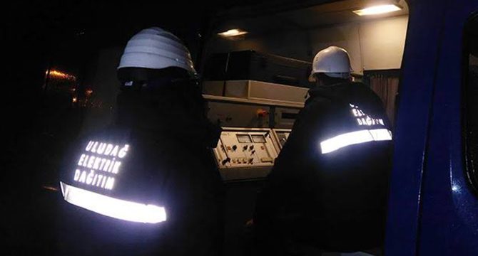 Gemi kablolara zarar verdi; Marmara Adası dünden beri elektriksiz