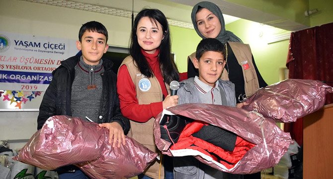 Gönüllüler, Muş'taki çocuklara hediyeler dağıttı
