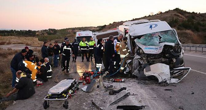 Çanakkale'de işçi minibüsü vince çarptı: 15 yaralı