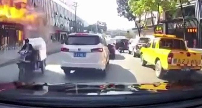 Çin’de mağazada patlama anı araç kamerasına yansıdı