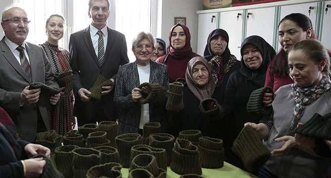 Denizlili kadınlar Mehmetçik için boyunluk ördü