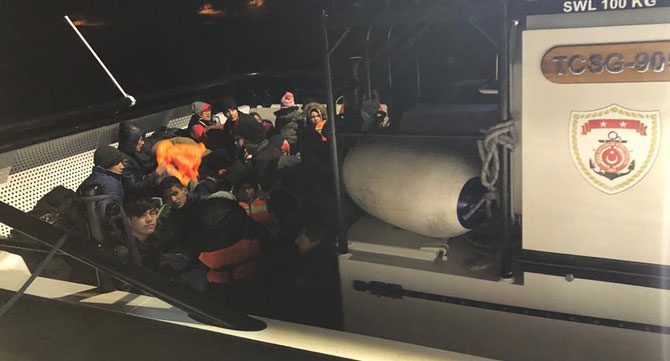 Çanakkale'de lastik botta 43 kaçak göçmen yakalandı