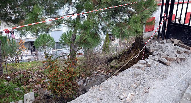 Okulun bahçe duvarı çöktü, sokak sakinleri tedirgin