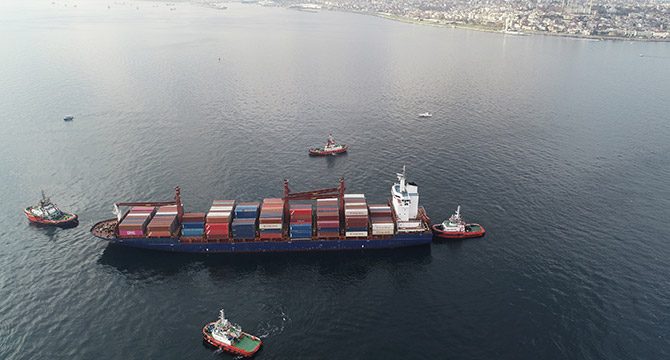 Boğaz'da karaya çarpan gemi Sarayburnu açıklarına getirildi