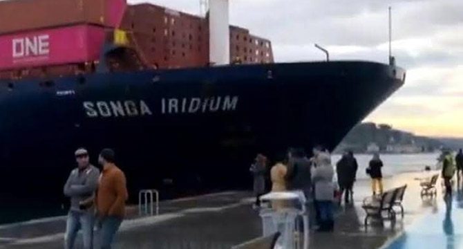 Sarıyer'de kargo gemisi karaya oturdu