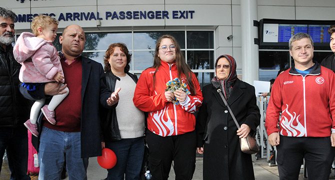 Avrupa şampiyonu Aleyna'ya coşkulu karşılama