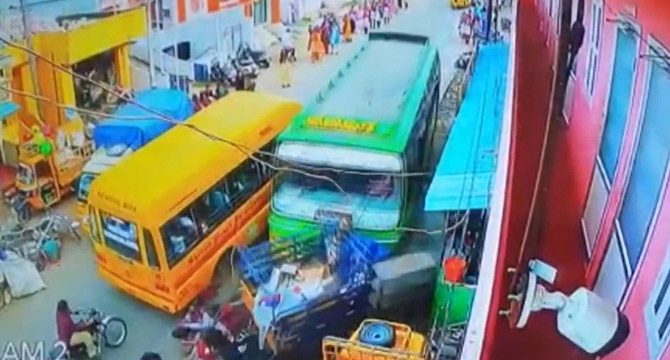 Hindistan'da kontrolden çıkan otobüs, öğrencileri biçti