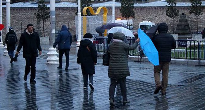 İstanbul'da fırtına etkili olmaya başladı