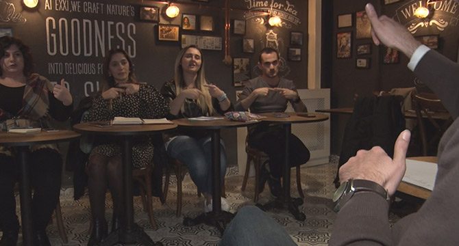 Bu kafede kahvenizi yudumlarken işaret dili öğrenebilirsiniz