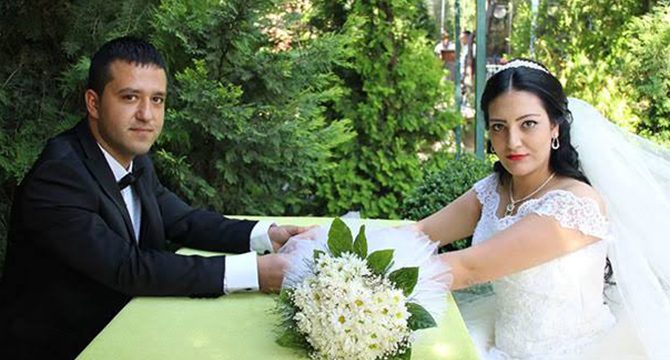 Hastanede ikizleri ile birlikte ölen kadın toprağa verildi