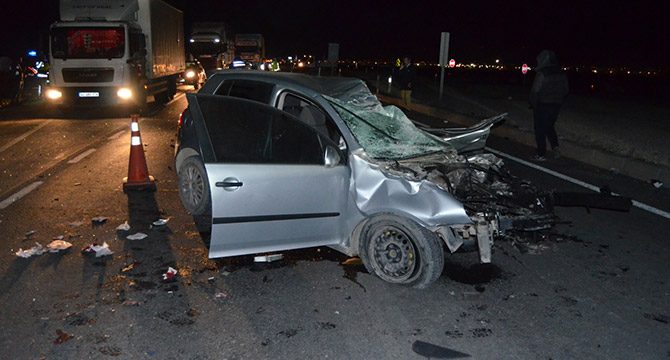 Otomobil TIR'ın altına girdi: 1 ölü, 4 yaralı