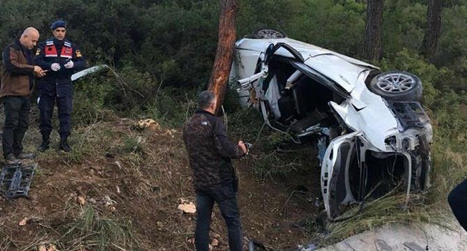 Kuşadası'nda otomobil takla attı: 2 ölü, 1 yaralı