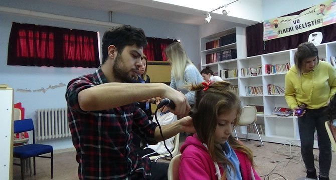 Köydeki minik öğrencilere 'kuaför' sürprizi