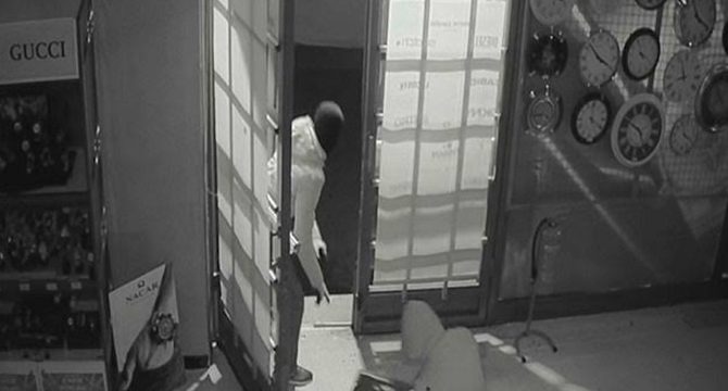 Küçükçekmece'de film gibi soygun: 100 bin liralık saat çaldılar