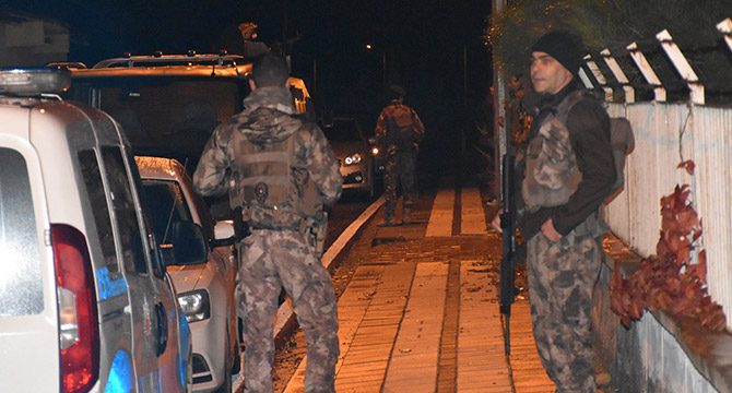 Emniyet Müdürlüğü'nü gözetleyen şüpheli, güvenlik güçlerini alarma geçirdi