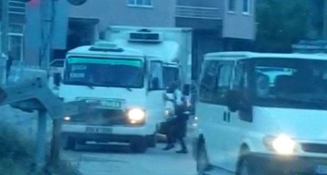Hemzemin geçitteki bariyeri söküp yolcu minibüsünü raylardan geçirdi