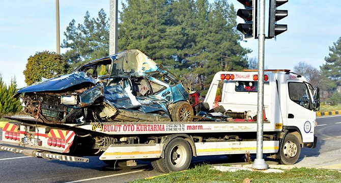 Kamyon çarpan otomobildeki çift yaşamını yitirdi