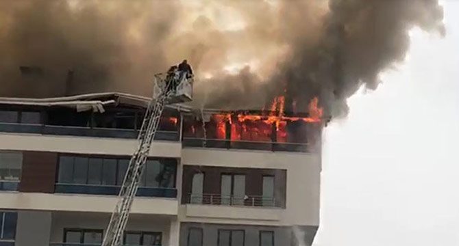 Apartman çatısındaki yangın paniğe neden oldu