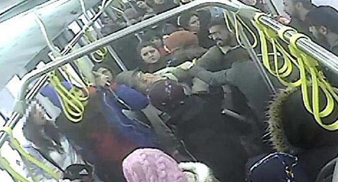 Otobüste iki genç kıza taciz şüphelisine dayak kamerada