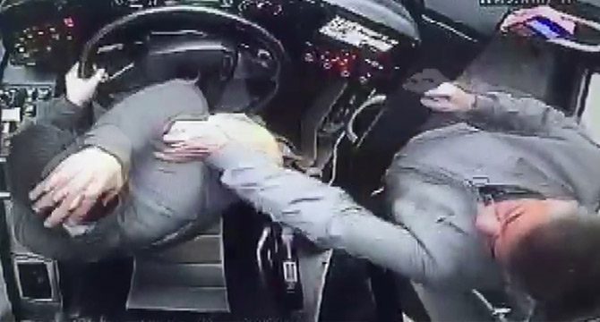 Otobüs şoförüne yumruklu saldırı kamerada