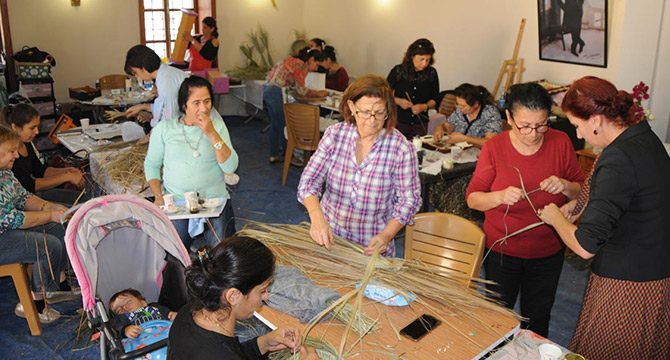 Palmiye yaprakları kadın elinde değer buldu