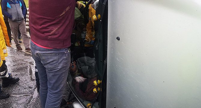 Takla atan araçta sıkışan kadını itfaiye kurtardı