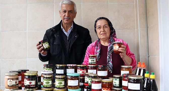 Emekli çift, evde 30 çeşit reçel üretip satıyor