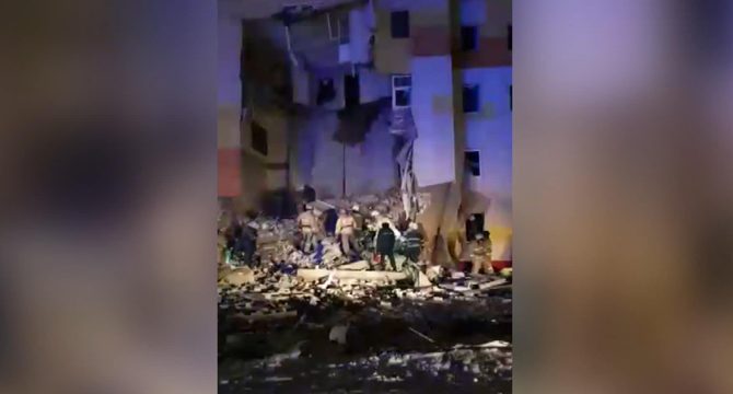 Rusya'da patlama sonucu 4 katlı binanın bir kısmı çöktü