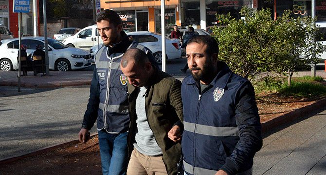 Sahte üsteğmen 5 kişiyi dolandırdı
