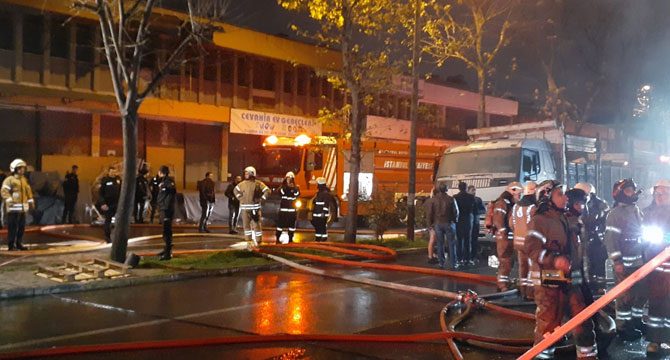 Sultangazi'de mobilyacılar sitesinde bir iş yeri alev alev yandı