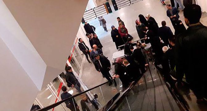 Sultangazi'de hastanenin yürüyen merdivenlerden düşen anne kız yaralandı