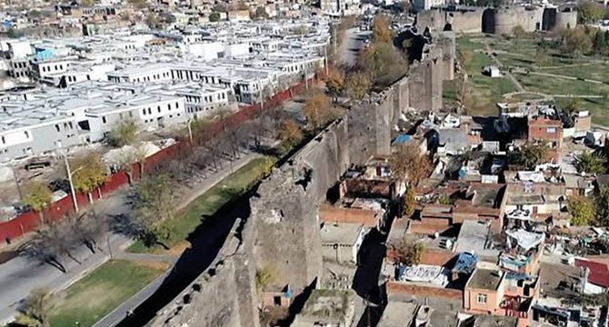 Sur'da yeniden inşa edilen evlerde sona doğru