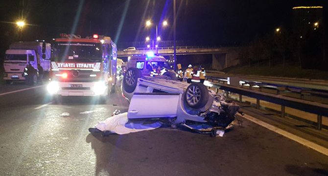 TEM'de otomobil kamyona çarpıp takla attı: 2 ölü, 1 ağır yaralı