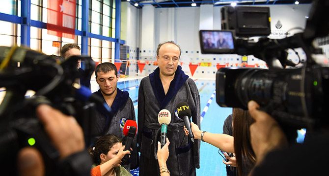 Türkiye´nin ilk engelli belediye başkanı farkındalık için yüzdü