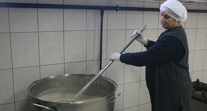Manisalı kadınlar saçılacak 7 ton şifalı macunu yapmaya başladı