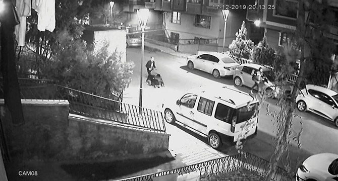 Engellinin tekerlekli sandalyesini çaldı, vicdan azabıyla geri bıraktı