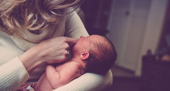 Anne sütü internete düştü; Satıyorlar ama çok tehlikeli