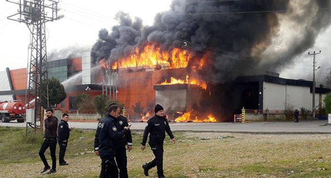 Antalya'da soğuk hava deposunda yangın