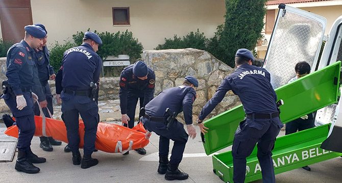 Alanya'da, 1'i doktor 2 kişi evde ölü bulundu
