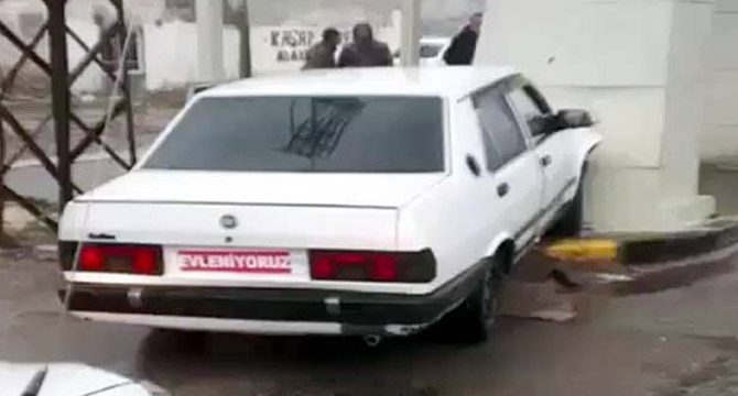 Çaldıkları aracın plakasını 'Evleniyoruz' yazısıyla kapattılar, kaçarken kaza yaptılar