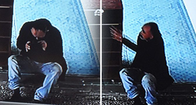 Camideki ayakkabıyı önce kokladı sonra çaldı