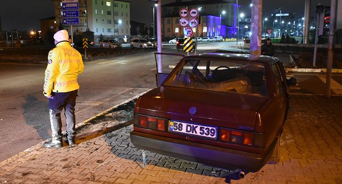 Kaza yaptıkları otomobili bırakıp, yaralı halde kaçtılar