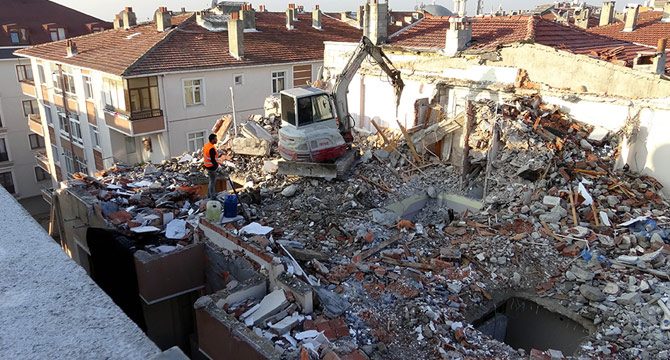 Avcılar'da yıkılıp yenilenmeyi bekleyen riskli 140 bina var