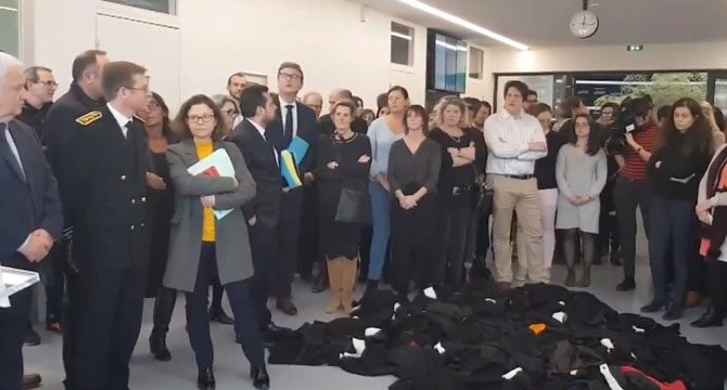 Fransa'da adalet bakanı konuştu, avukatlar cübbeleri yere attı