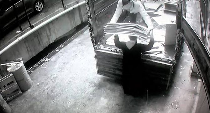 Bahçelievler'de üzerilerine düşen çatıdan son anda kurtuldular